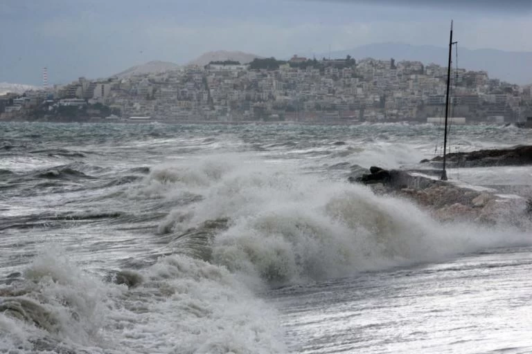 Απαγόρευση απόπλου από τα λιμάνια του Πειραιά, της Ραφήνας και του Λαυρίου